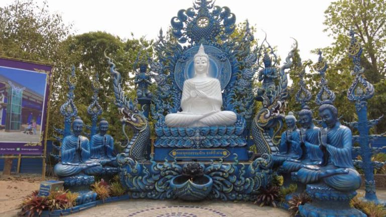 青い寺 チェンライ Wat Rong Suea Ten Blue Temple