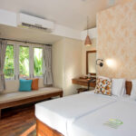 Deluxe Cottage - Hollywood Twin Beds & Sitting Area 1